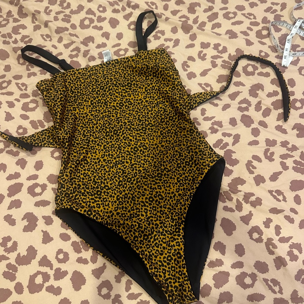 Reversible Leopard / Black Print One-Piece Swimsuit cut out bathing suit - Picture 7 of 17
